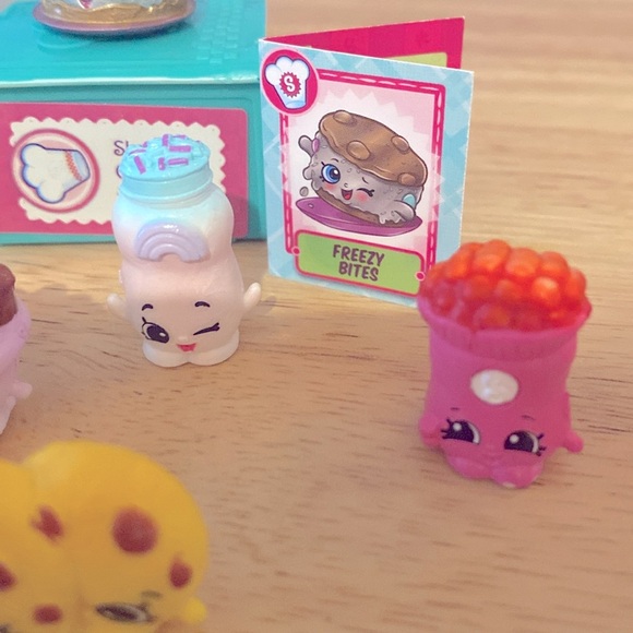 Shopkins Chef Club Making an Ice Cream Sandwich. - Picture 4 of 7